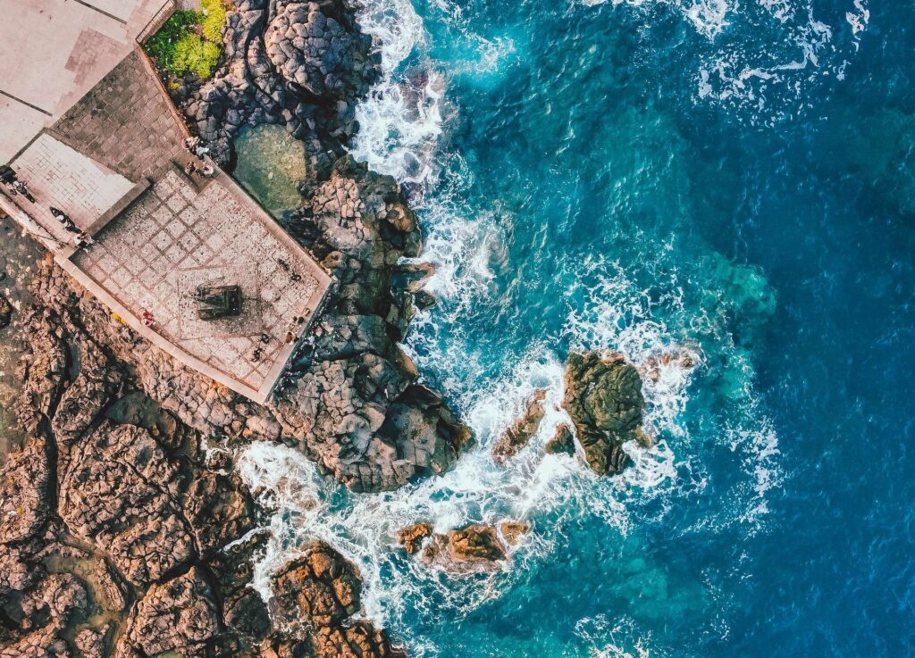 Mare e scogli di Giardini Naxos visto dall'alto